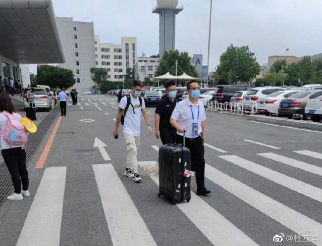 严雨霏张婉莹罗智莹