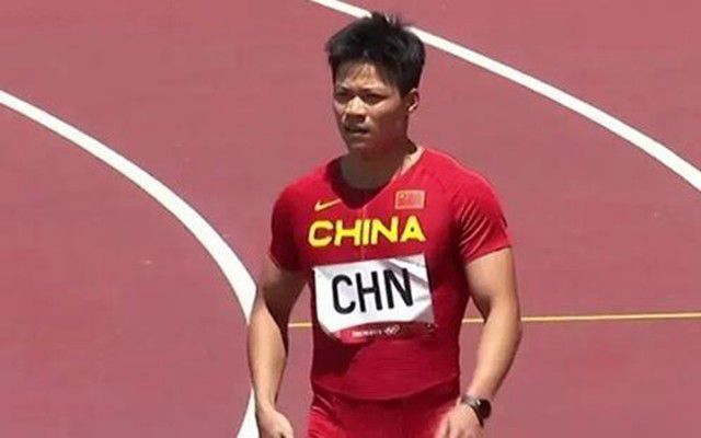 姐姐兴奋的喝着蜜汁